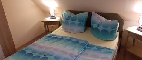 2 quartos, ferros/tábuas de passar roupa, berço de viagem