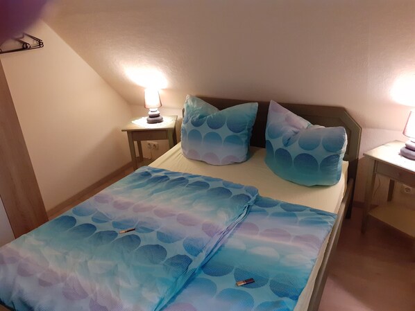 2 chambres, fer et planche à repasser, lit de bébé portatif