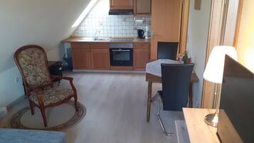 Een koelkast, een magnetron, een kookplaat