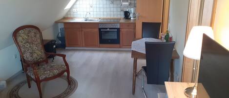 Frigorifero, microonde, piano cottura, macchina per tè/caffè