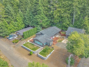 Exterior - Spacious Home, Huge Deck, and Close to both the Beach and Town (Rockaway Beach)