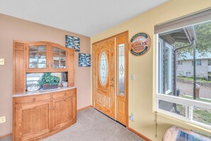 Interior - Spacious Home, Huge Deck with BBQ, and Close to both the Beach and Town (Rockaway Beach)