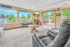 Smart TV, DVD player, books - Spacious Home, Huge Deck with BBQ, and Close to both the Beach and Town (Rockaway Beach)