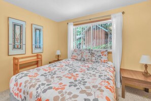 3 bedrooms, desk, free WiFi, bed sheets - Spacious Home, Huge Deck with BBQ, and Close to both the Beach and Town (Rockaway Beach)