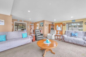 Lobby - Spacious Home, Huge Deck with BBQ, and Close to both the Beach and Town (Rockaway Beach)