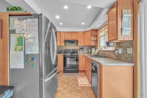 Fridge, microwave, oven, stovetop - Spacious Home, Huge Deck with BBQ, and Close to both the Beach and Town (Rockaway Beach)