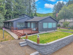 Exterior - Spacious Home, Huge Deck with BBQ, and Close to both the Beach and Town (Rockaway Beach)