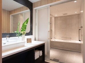 Deluxe-Apartment, 2 Schlafzimmer (Suite) | Badezimmer | Duschwanne, umweltfreundliche Kosmetikartikel, Haartrockner