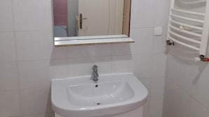 A bathroom with a white sink, a mirror, and a towel rack. - Holiday rentals in Tunis (Tunis)