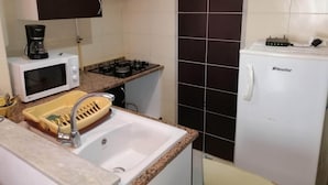 A compact kitchen with a microwave, stove, and refrigerator. - Holiday rentals in Tunis (Tunis)