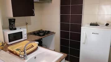 Réfrigérateur, four, cafetiÚre/bouilloire, tables à manger