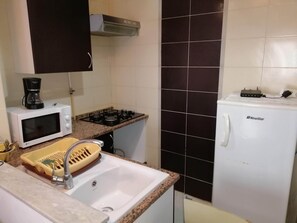 Kühlschrank, Ofen, Wasserkocher mit Kaffee-/Teezubehör, Esstisch