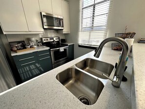 Refrigerador, microondas, horno y parrilla de estufa 