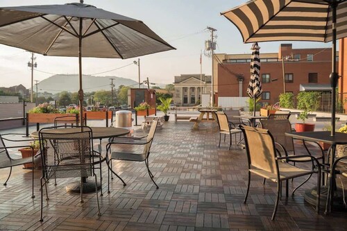 Luxe rooftop retreat in downtown core