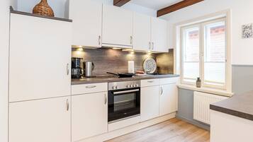 Køleskab, mikrobølgeovn, ovn, kogeplade