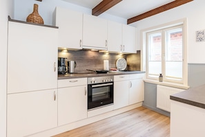 Køleskab, mikrobølgeovn, ovn, kogeplade