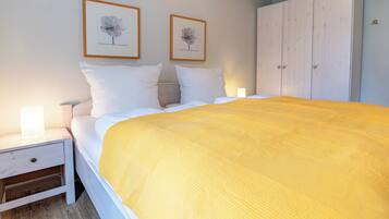 1 Schlafzimmer, Schreibtisch, BĂŒgeleisen/BĂŒgelbrett, Reisekinderbett