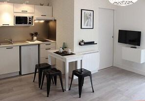 Een koelkast, een microgolfoven, een oven, een kookplaat
