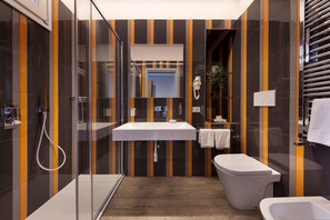 Sèche-cheveux, serviettes fournies, savon, papier toilette