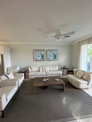 Smart TV, stereo - One step from the Beach in Paradise (Nassau)