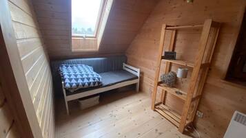 2 quartos, ferros/tábuas de passar roupa, berço de viagem