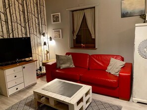 30-Zoll-Fernseher mit Kabelempfang, Kamin