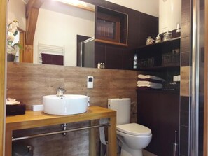 平房, 2 張加大雙人床 | 浴室 | 淋浴設備、風筒、提供毛巾、番梘