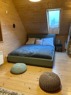 2 quartos, ferros/tábuas de passar roupa, berço de viagem