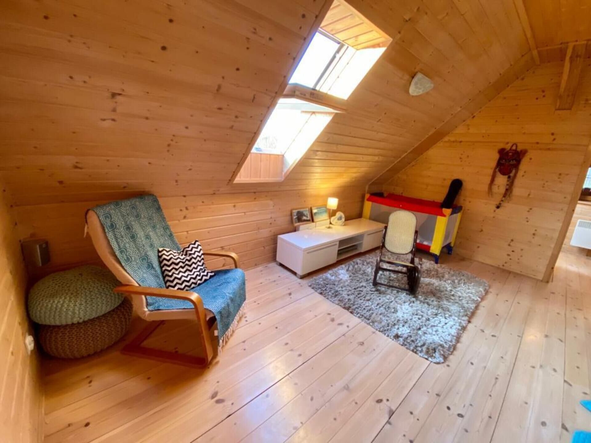 Ferienhaus, 2 Queen-Betten | Wohnzimmer | 30-Zoll-Fernseher mit Kabelempfang, Kamin