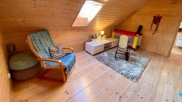 Ferienhaus, 2 Queen-Betten | Wohnzimmer | 30-Zoll-Fernseher mit Kabelempfang, Kamin