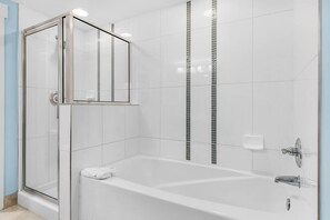 Dusche, Haartrockner, Handtücher