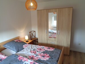 2 bedrooms, travel cot, free WiFi, bed sheets - First floor vacation apartment Roseneck on the North Sea in Schleswig-Holstein, (Friedrichskoog)