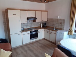 Fridge, microwave, stovetop, dishwasher