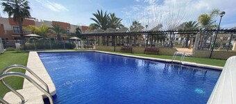 Sunny Townhouse Near Zenia & Pools EB4
