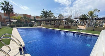 Sunny Townhouse Near Zenia & Pools EB4