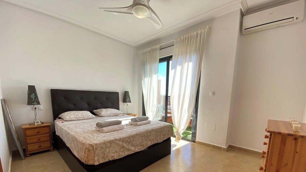 3 slaapkamers, een strijkplank/strijkijzer, wifi, beddengoed