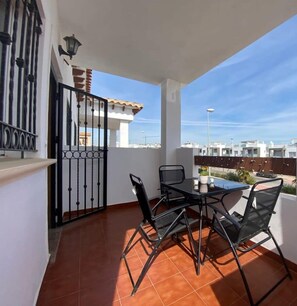 Outdoor dining - La Cinuelica R3 1st flr apt, roof terrace, pool L129 (Orihuela)