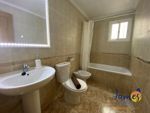 Shower, towels - La Cinuelica R3 1st flr apt, roof terrace, pool L129 (Orihuela)