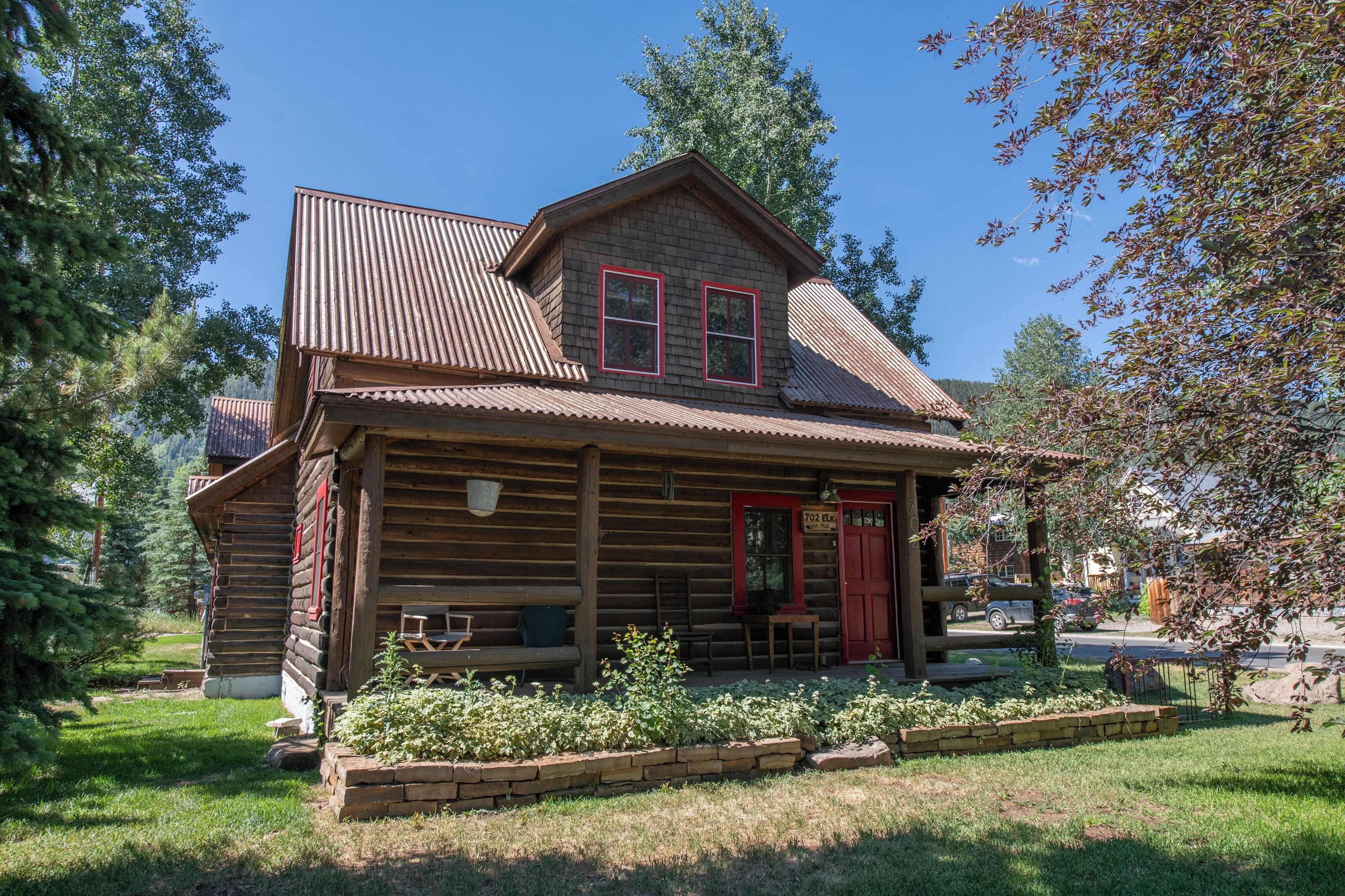1906 Log Home 'Yasnaya Polyana' on Elk Avenue in Downtown