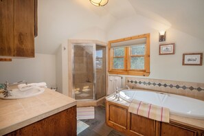 Shower, jetted bath, hair dryer, towels - Now Dog Friendly! on Elk Avenue in Downtown. 1906 Log Home 'Yasnaya Polyana' (Crested Butte)