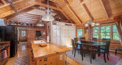 Now Dog Friendly! on Elk Avenue in Downtown. 1906 Log Home 'Yasnaya Polyana'