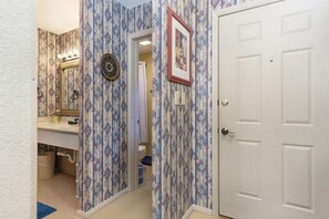 Baignoire, sèche-cheveux, serviettes fournies