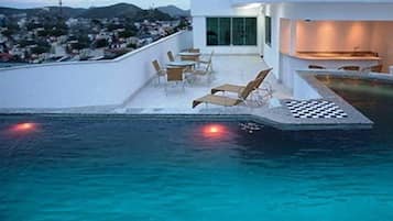 Una piscina al aire libre