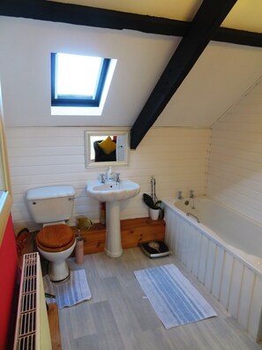 Bathtub, hair dryer, towels, soap - Rose Cottage (Bancyfelin)