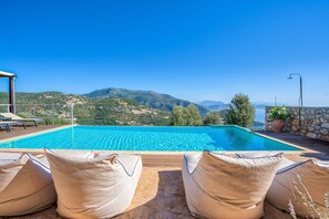 Infinity-Pool, Liegestühle