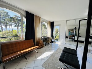 5 chambres, coffres-forts dans les chambres, fer et planche à repasser