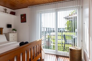 2 bedrooms, iron/ironing board, WiFi, bed sheets - 4 Avocet Quay , Emsworth  - sleeps 4 guests  in 2 bedrooms (Emsworth)