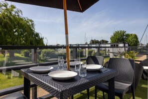 Outdoor dining - 4 Avocet Quay , Emsworth  - sleeps 4 guests  in 2 bedrooms (Emsworth)