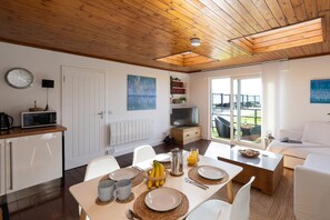 Dining - 4 Avocet Quay , Emsworth  - sleeps 4 guests  in 2 bedrooms (Emsworth)