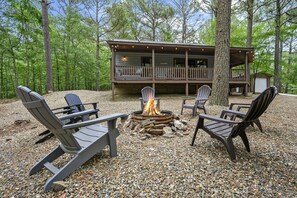 Property grounds - Pet-Friendly Cabin with Hot Tub (Broken Bow)